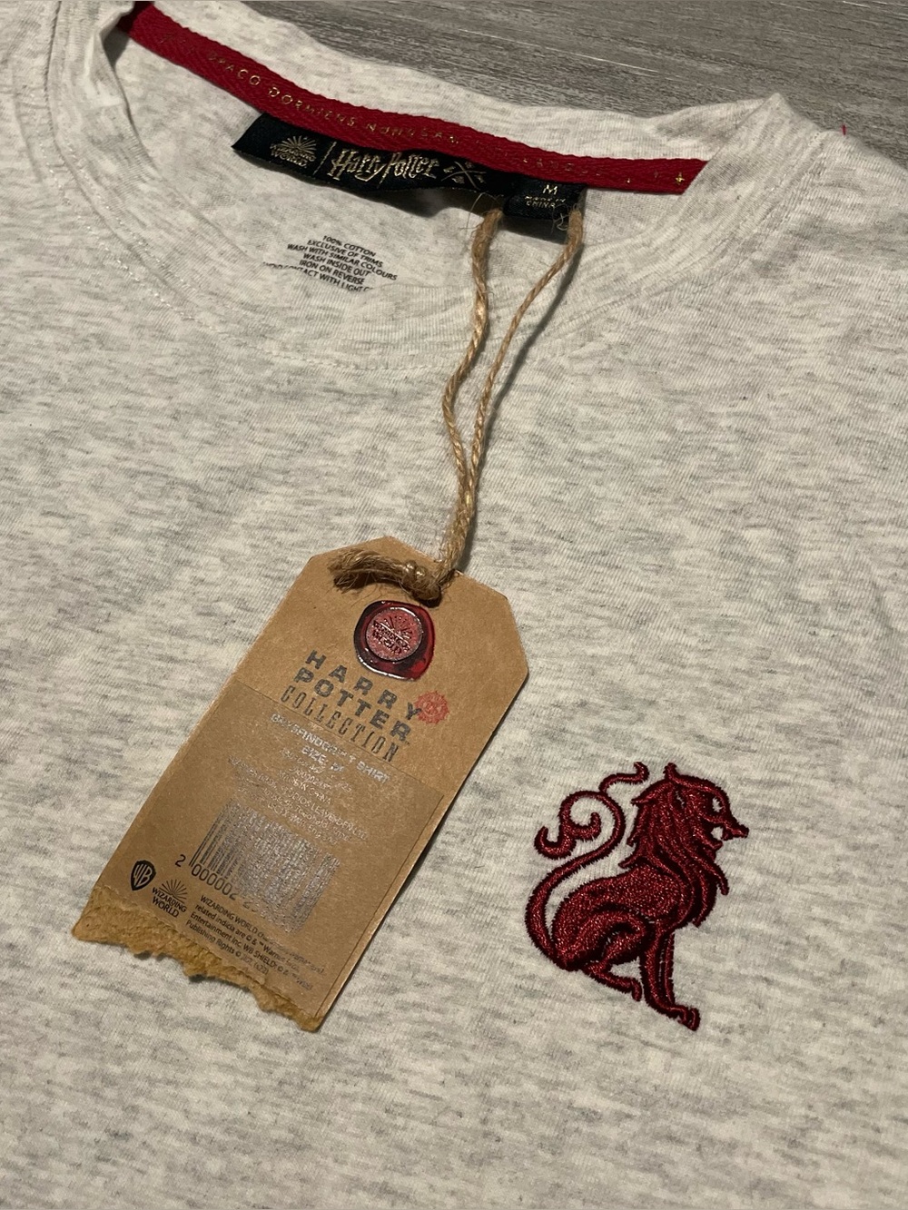 NWT Harry Potter Gryffindor Wizard Graphic Tee Embroidered Crest T-Shirt Size M - Picture 3 of 6